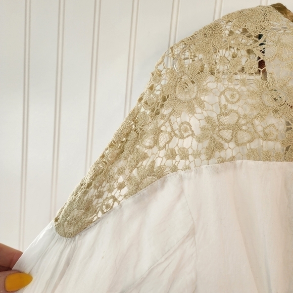 Vintage Havana cream light weight blouse w/ lace and flower pattern around neck. - Picture 10 of 10